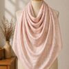 Maxi hijab de couleur rose poudré avec un motif en tourbillon blanc