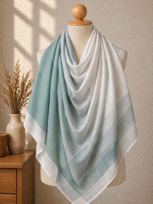 Scène minimaliste avec mannequin et foulard (1) Maxi Khimar Carré 150x150 cm – Crêpe Chiffon Premium